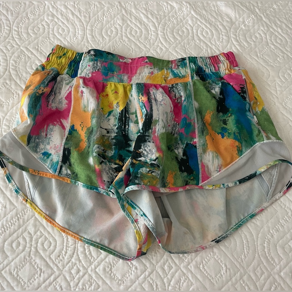 No limits white multicolor Lulu Lemon speed up shorts 2.5 inch low rise.